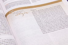 Cargar imagen en el visor de la galería, Biblia RVR60 de Estudio para Mujeres - Edición de Lujo, Tela Verde con Canto Dorado
