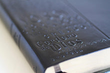 Cargar imagen en el visor de la galería, Biblia RVR60 Letra Grande Tamaño Manual, Símil Piel Negro con Nombres de Dios

