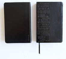 Cargar imagen en el visor de la galería, Biblia RVR60 Letra Grande Tamaño Manual, Símil Piel Negro con Nombres de Dios
