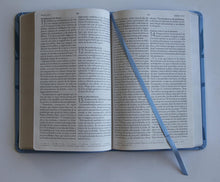 Cargar imagen en el visor de la galería, Biblia RVR 1960 Letra Grande Tamaño Manual, Símil Piel azul Celeste con Nombres de Dios
