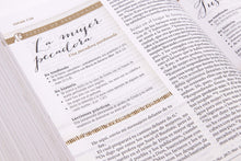 Cargar imagen en el visor de la galería, Biblia RVR60 - de Estudio - Para Mujeres - Símil Piel Café
