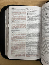 Cargar imagen en el visor de la galería, Biblia RVR 1960 Letra Gigante Símil Piel Negro Con Índice Con Cierre

