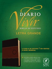 Cargar imagen en el visor de la galería, Biblia NTV - del Diario Vivir - Letra Grande - Símil Piel Café
