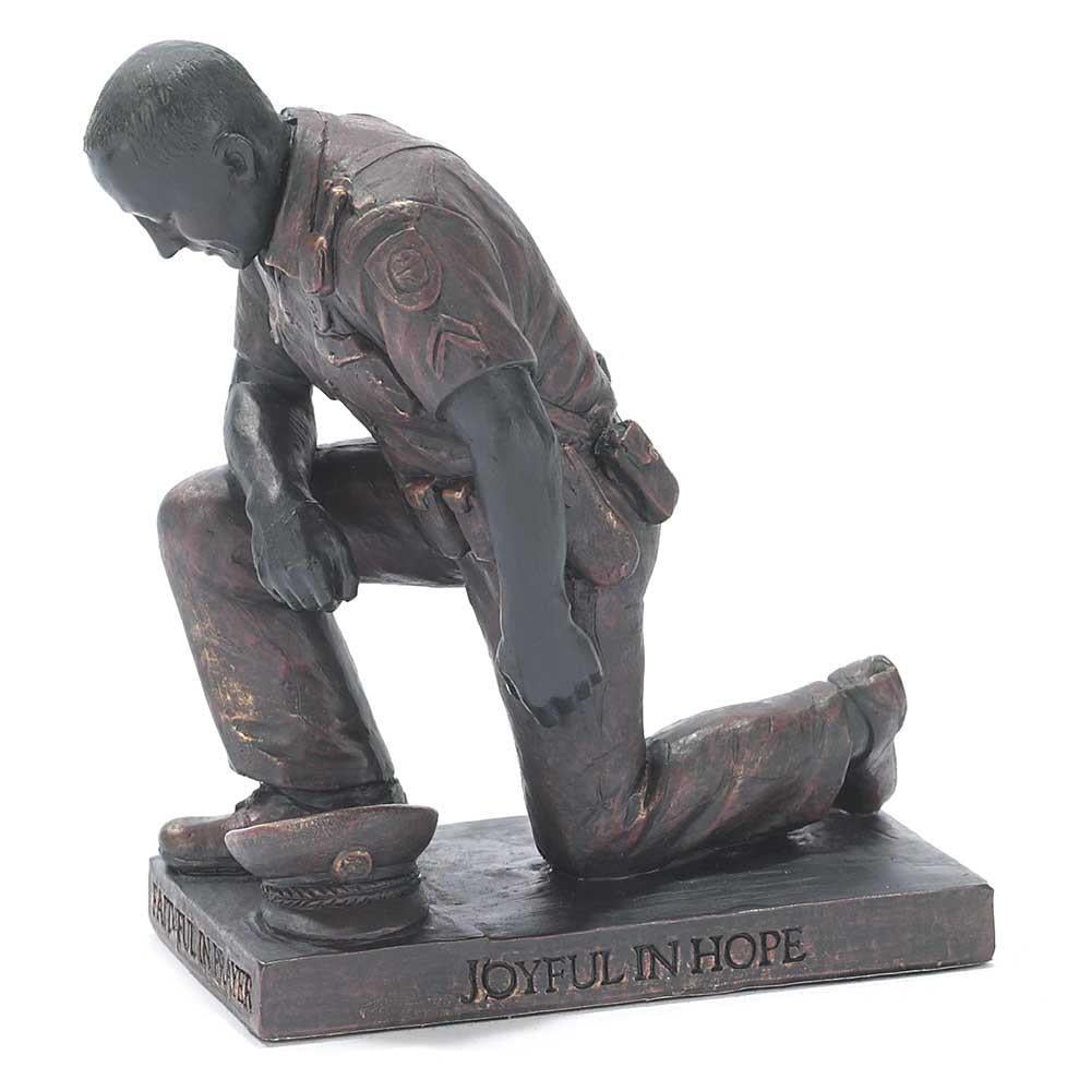 Escultura en Inglés - Policía Orando - Romanos 12:2