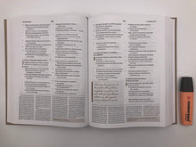 Cargar imagen en el visor de la galería, Biblia RVR 1960 de Estudio Spurgeon Marrón Claro Tela
