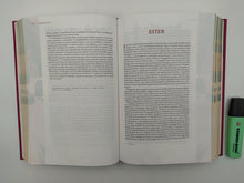 Cargar imagen en el visor de la galería, Biblia RVR60 - Centrada en Cristo - Pasta Dura
