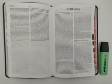 Cargar imagen en el visor de la galería, Biblia RVR60 Ultrafina - Piel Fabricada Marrón - Con Índice
