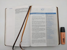 Cargar imagen en el visor de la galería, Biblia NVI - de Estudio Palabra de Aliento - Max Lucado - Símil Piel Café
