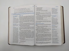 Cargar imagen en el visor de la galería, Biblia NVI - de Estudio Palabra de Aliento - Max Lucado - Símil Piel Café
