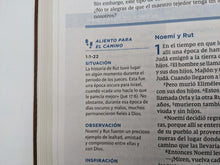 Cargar imagen en el visor de la galería, Biblia NVI - de Estudio Palabra de Aliento - Max Lucado - Símil Piel Café
