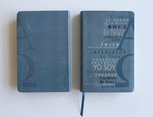 Cargar imagen en el visor de la galería, Biblia RVR 1960 Letra Grande Tamaño Manual, Simil Piel Azul Alfa Omega Nombres de Dios
