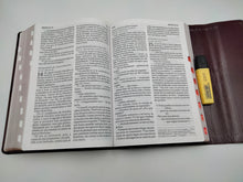 Cargar imagen en el visor de la galería, Biblia NVI Letra Súper Gigante Marrón Con Solapa y Iman Con Cierre Con Indice

