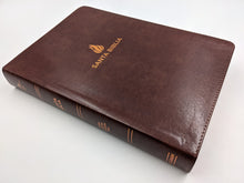 Cargar imagen en el visor de la galería, Biblia RVR60 - Letra Gigante - con Índice - Piel Fabricada Marrón
