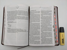 Cargar imagen en el visor de la galería, Biblia RVR60 - Letra Gigante - con Índice - Piel Fabricada Marrón
