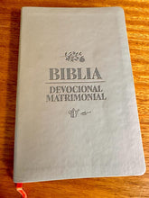 Cargar imagen en el visor de la galería, Biblia Devocional Matrimonial Deluxe - NBV - Daniel y Shari Calveti
