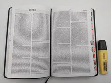 Cargar imagen en el visor de la galería, Biblia RVR60 Ultrafina - Símil Piel Negro - con Índice
