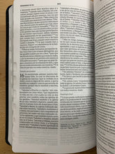 Cargar imagen en el visor de la galería, Biblia RVR60 Ultrafina - Símil Piel Negro - con Índice
