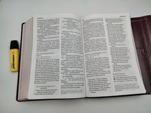 Cargar imagen en el visor de la galería, Biblia NVI Letra Súper Gigante - Con Referenca - con Solapa e Imán - Símil Piel
