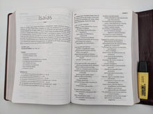 Cargar imagen en el visor de la galería, Biblia NVI Letra Súper Gigante - Con Referenca - Símil Piel con Solapa e Imán
