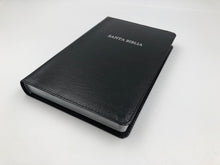 Cargar imagen en el visor de la galería, Biblia NVI Ultrafina con Referencias - Piel Fabricada - Negro
