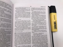 Cargar imagen en el visor de la galería, Biblia NVI Ultrafina con Referencias - Piel Fabricada - Negro
