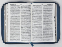 Cargar imagen en el visor de la galería, Biblia RVR 1960 Letra Grande Tamaño Manual Tricolor Gris Crema Azúl con Índice y Cierre

