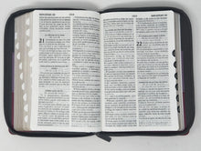 Cargar imagen en el visor de la galería, Biblia RVR 1960 Letra Grande Tamaño Manual Tricolor Marrón Lila Claro Violeta con Índice y Cierre

