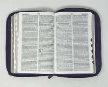 Cargar imagen en el visor de la galería, Biblia RVR 1960 Letra Grande Tamaño Manual Lila con Índice y Cierre
