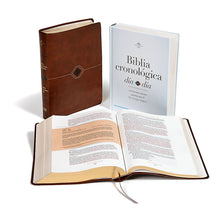 Cargar imagen en el visor de la galería, Biblia RVR 1960 Cronologica Día por Día Marrón Símil Piel
