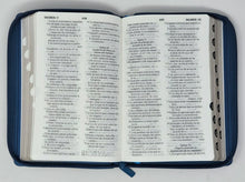 Cargar imagen en el visor de la galería, Biblia RVR 1960 Letra Grande Tamaño Manual Azúl Acero con Índice y Cierre
