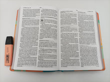 Cargar imagen en el visor de la galería, Biblia RVR60 Letra Gigante - Floral Símil Piel
