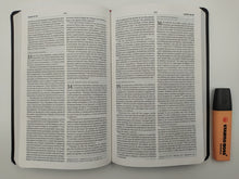 Cargar imagen en el visor de la galería, Biblia RVR 1960 del Ministro Negro Piel Fabricada
