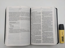 Cargar imagen en el visor de la galería, Biblia RVR60 - Letra Grande - Tamaño Manual - Piel Fabricada Negro
