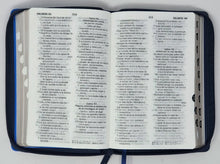 Cargar imagen en el visor de la galería, Biblia RVR60 Letra Grande - Tamaño Manual - Tricolor: azul/crema/azul marino con índice y cierre
