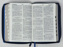 Cargar imagen en el visor de la galería, Biblia RVR60 Letra Grande - Tamaño Manual - Tricolor: azul/crema/azul marino con índice y cierre
