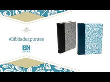 Cargar y reproducir el video en el visor de la galería, Biblia RVR 1960 de Apuntes Piel Fabricada y Mosaico Crema
