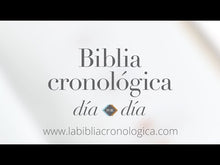 Cargar y reproducir el video en el visor de la galería, Biblia RVR 1960 Cronologica Día por Día Marrón Símil Piel
