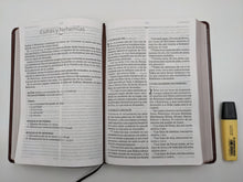 Cargar imagen en el visor de la galería, Biblia RVR 1960 Letra Súper Gigante Marrón Piel Fabricada
