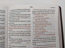 Cargar imagen en el visor de la galería, Biblia RVR 1960 Letra Súper Gigante Marrón Piel Fabricada
